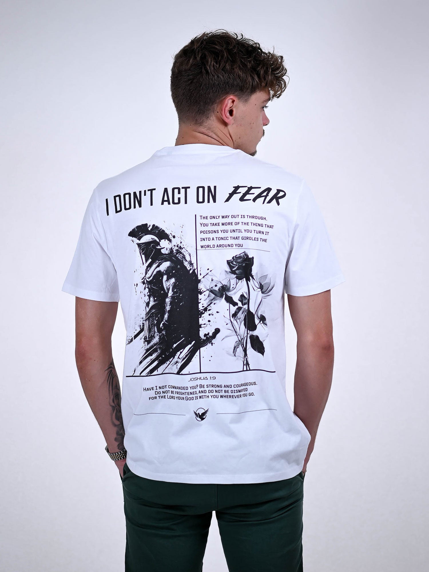 DON'T ACT ON FEAR T-SHIRT wit achterkant