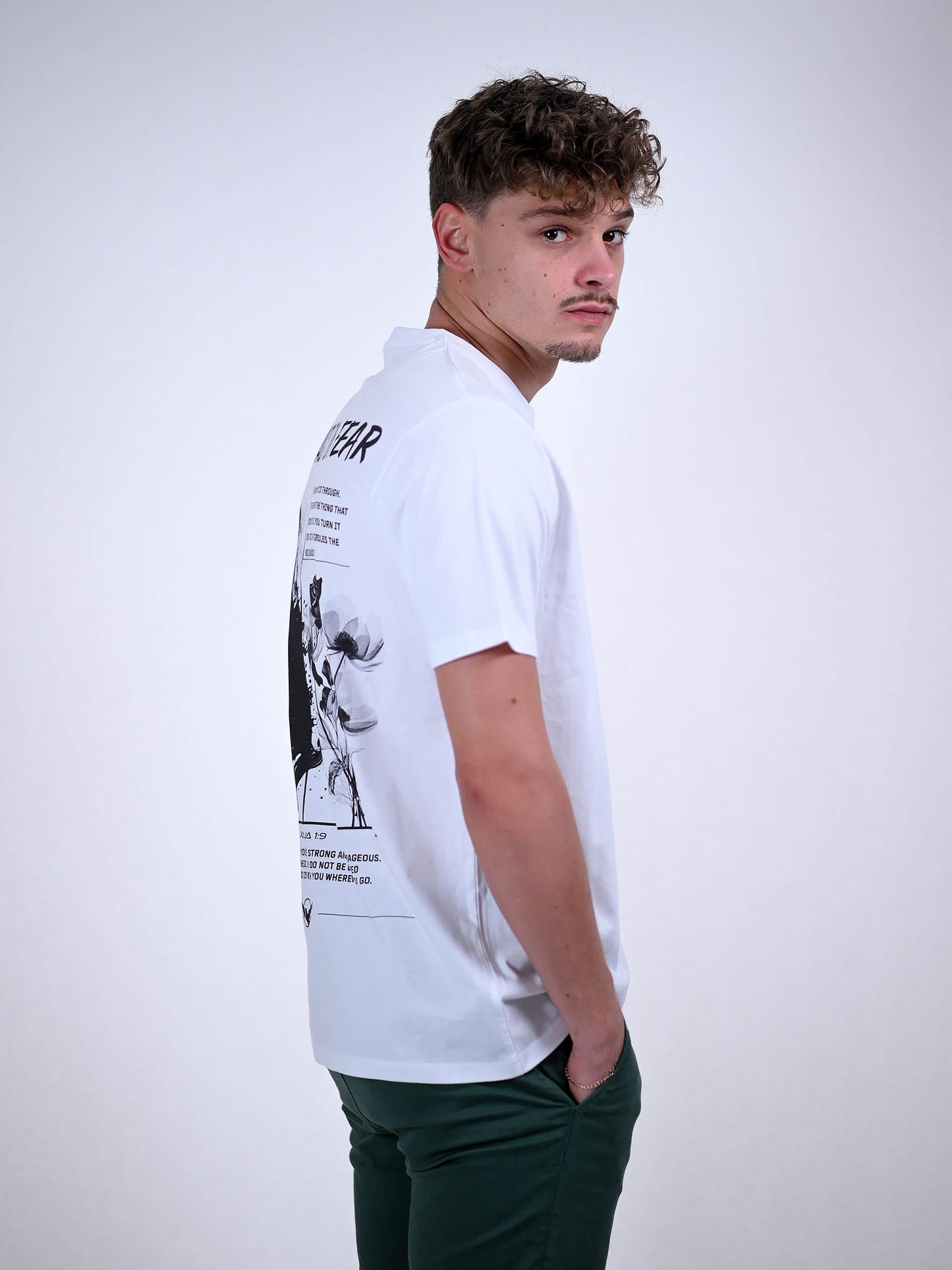 DON'T ACT ON FEAR T-SHIRT wit zijkant
