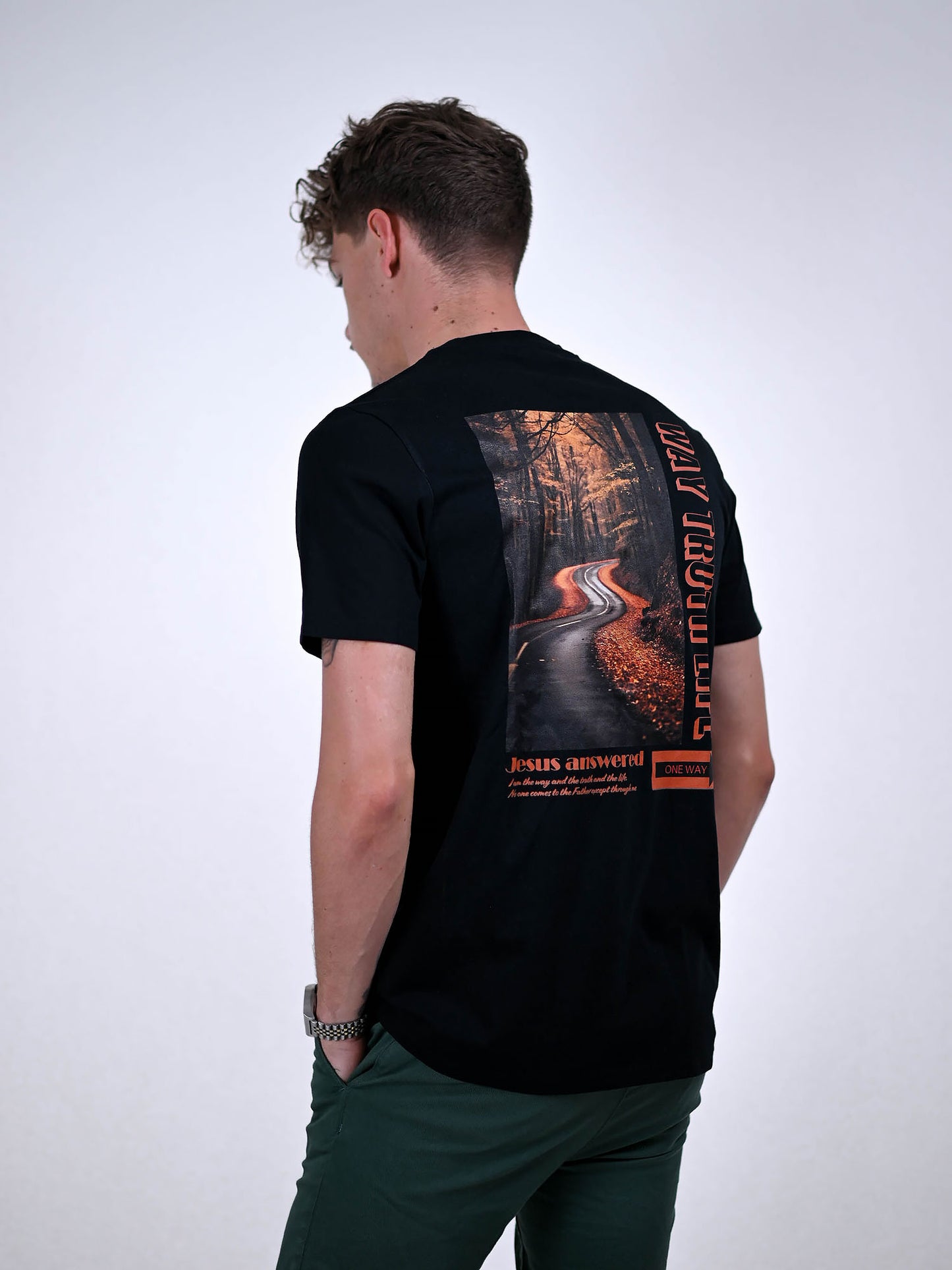 JESUS IS THE WAY T-SHIRT zwart zijkant