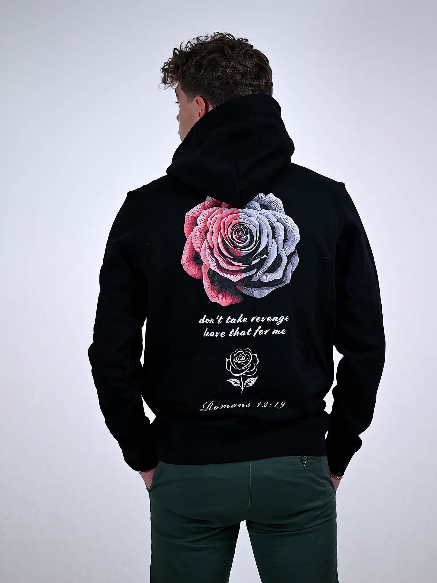 ROMANS 12:19 HOODIE zwart achterkant