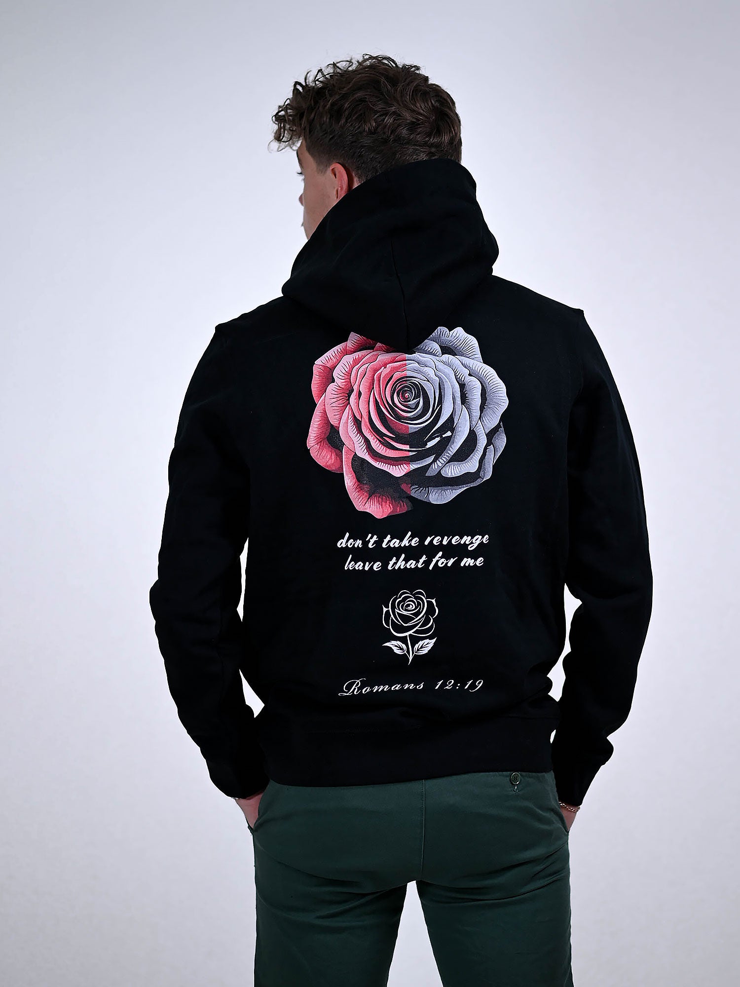 ROMANS 12:19 HOODIE zwart achterkant