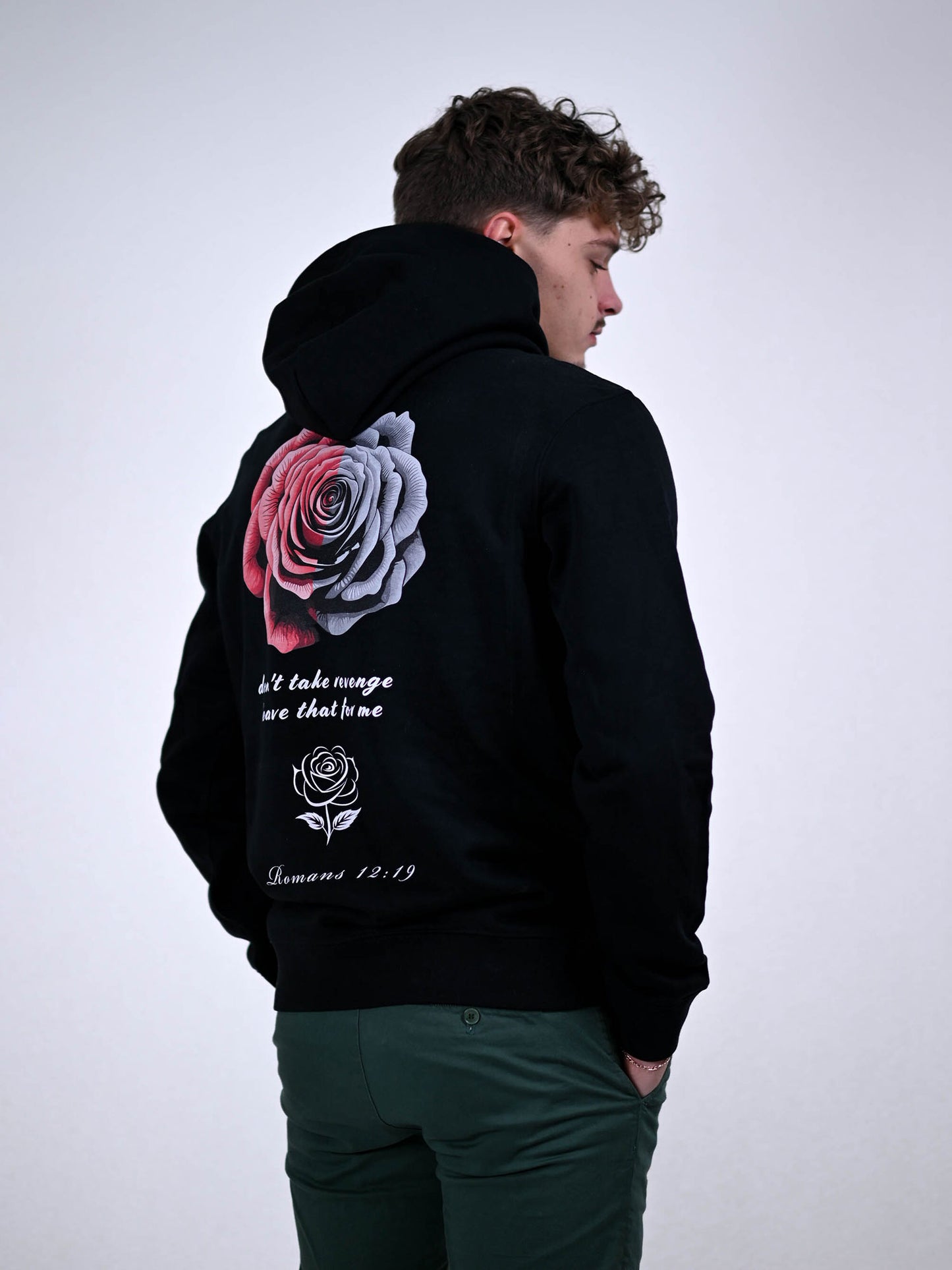 ROMANS 12:19 HOODIE zwart zijkant