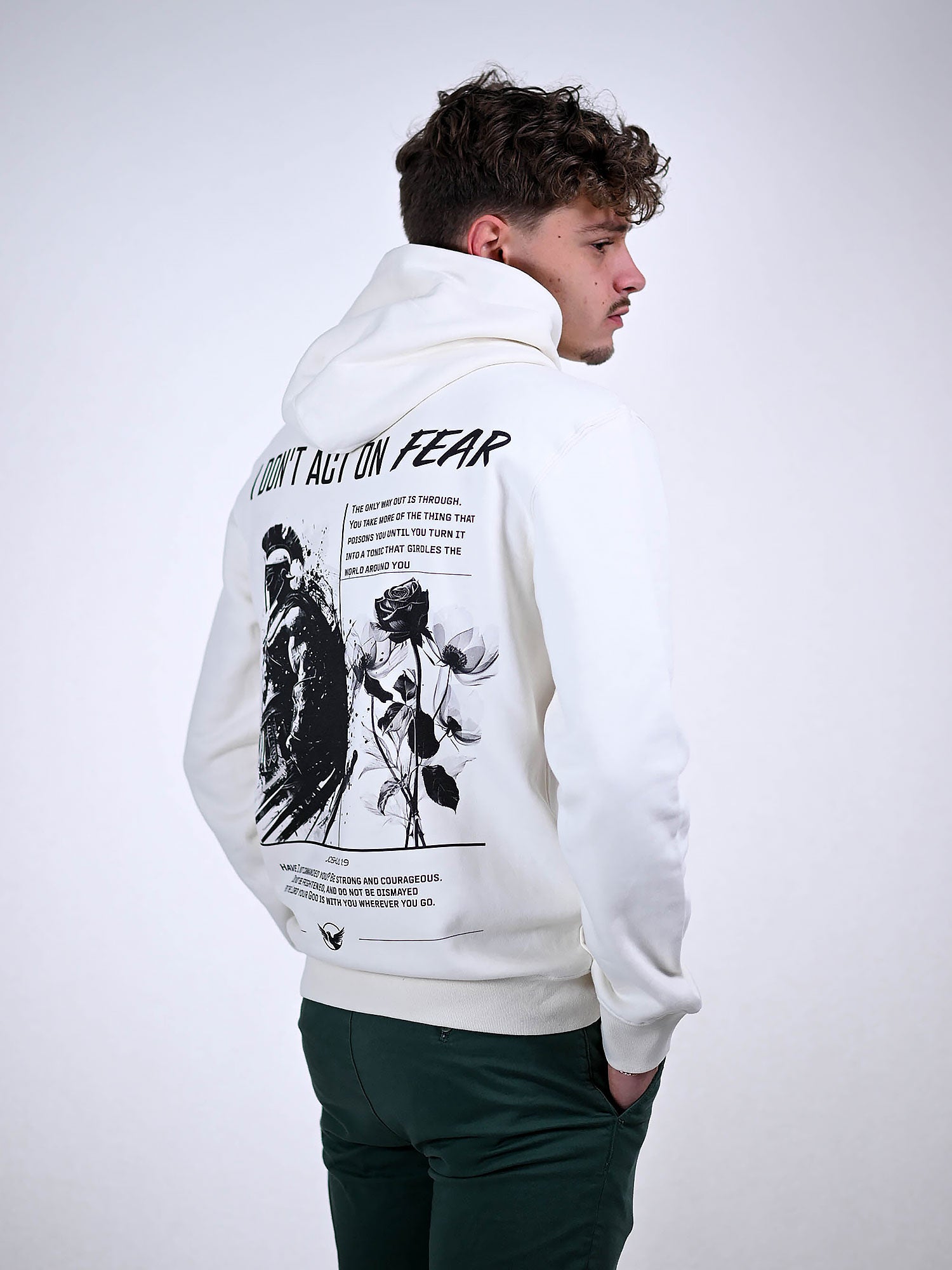 DON'T ACT ON FEAR HOODIE wit zijkant