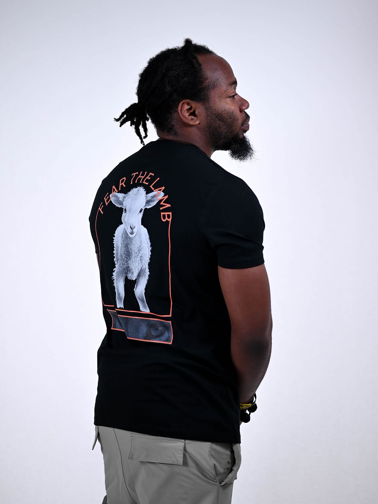 FEAR THE LAMB T-SHIRT zwart zijkant