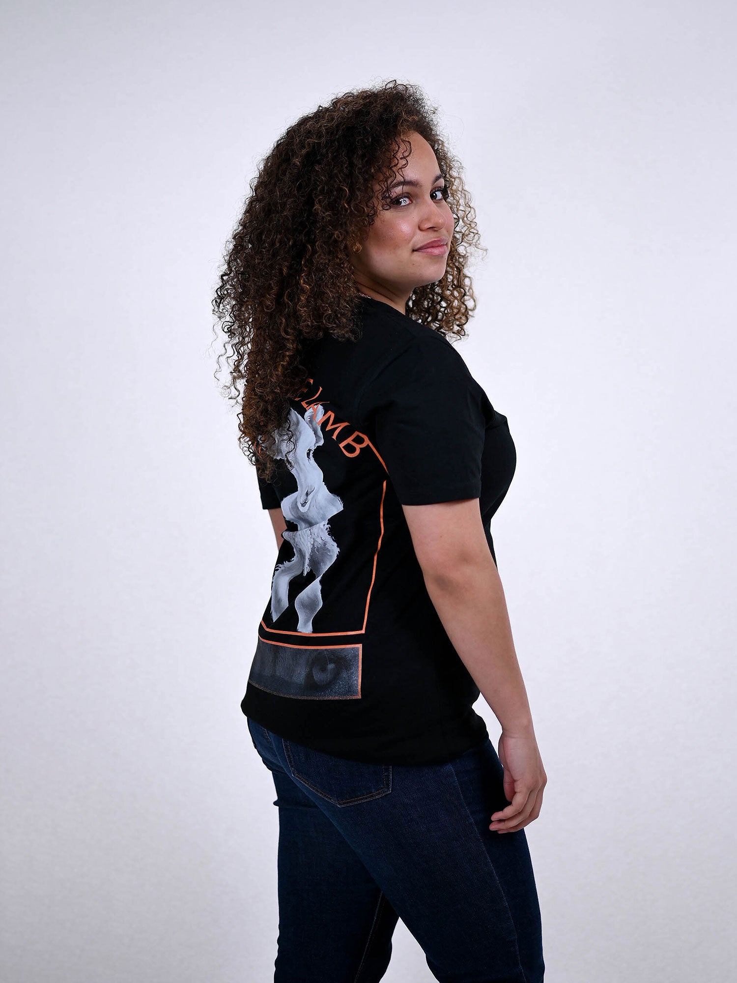 FEAR THE LAMB T-SHIRT zwart zijkant