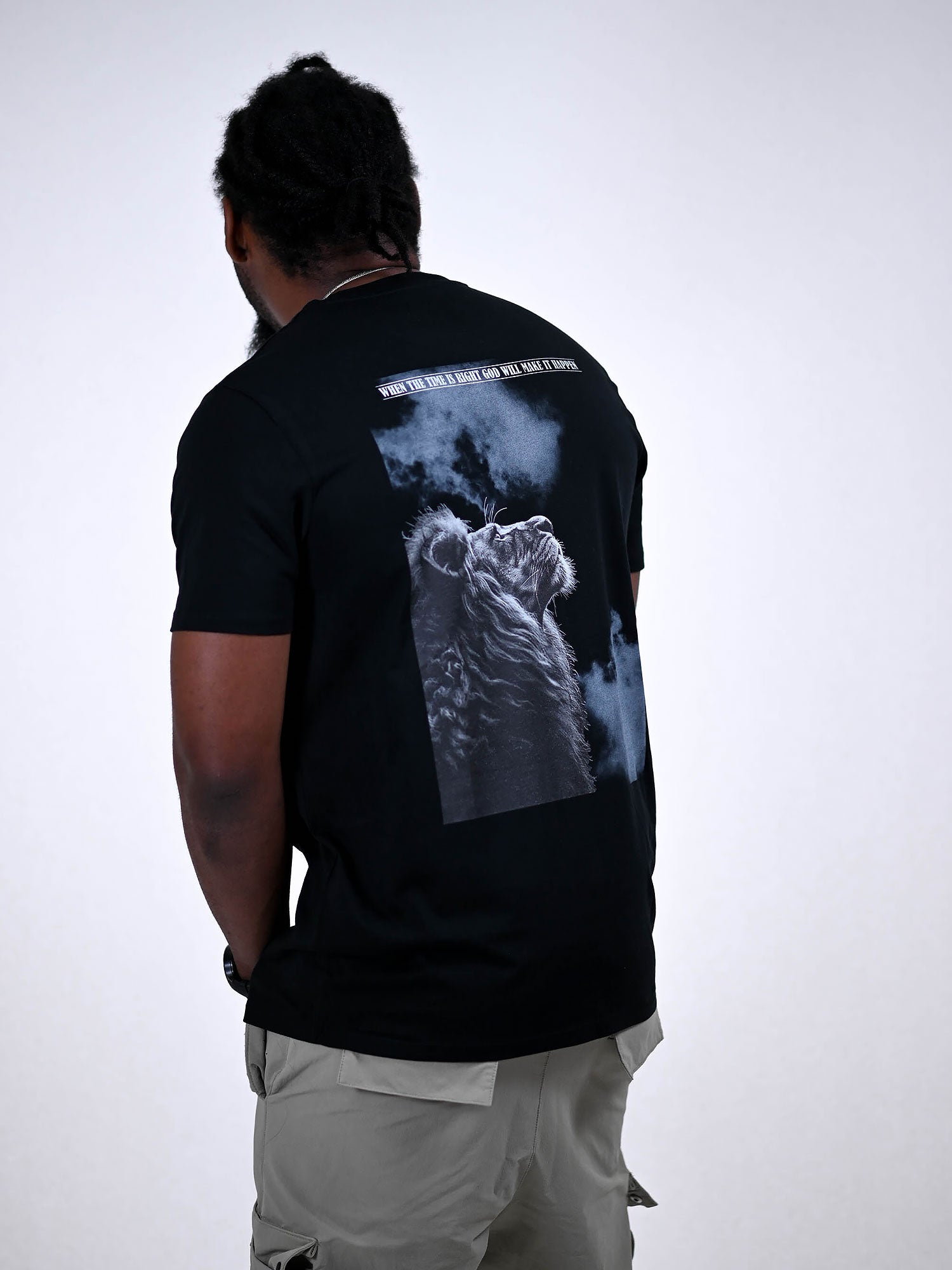 GOD WILL MAKE IT HAPPEN T-SHIRT zwart zijkant 