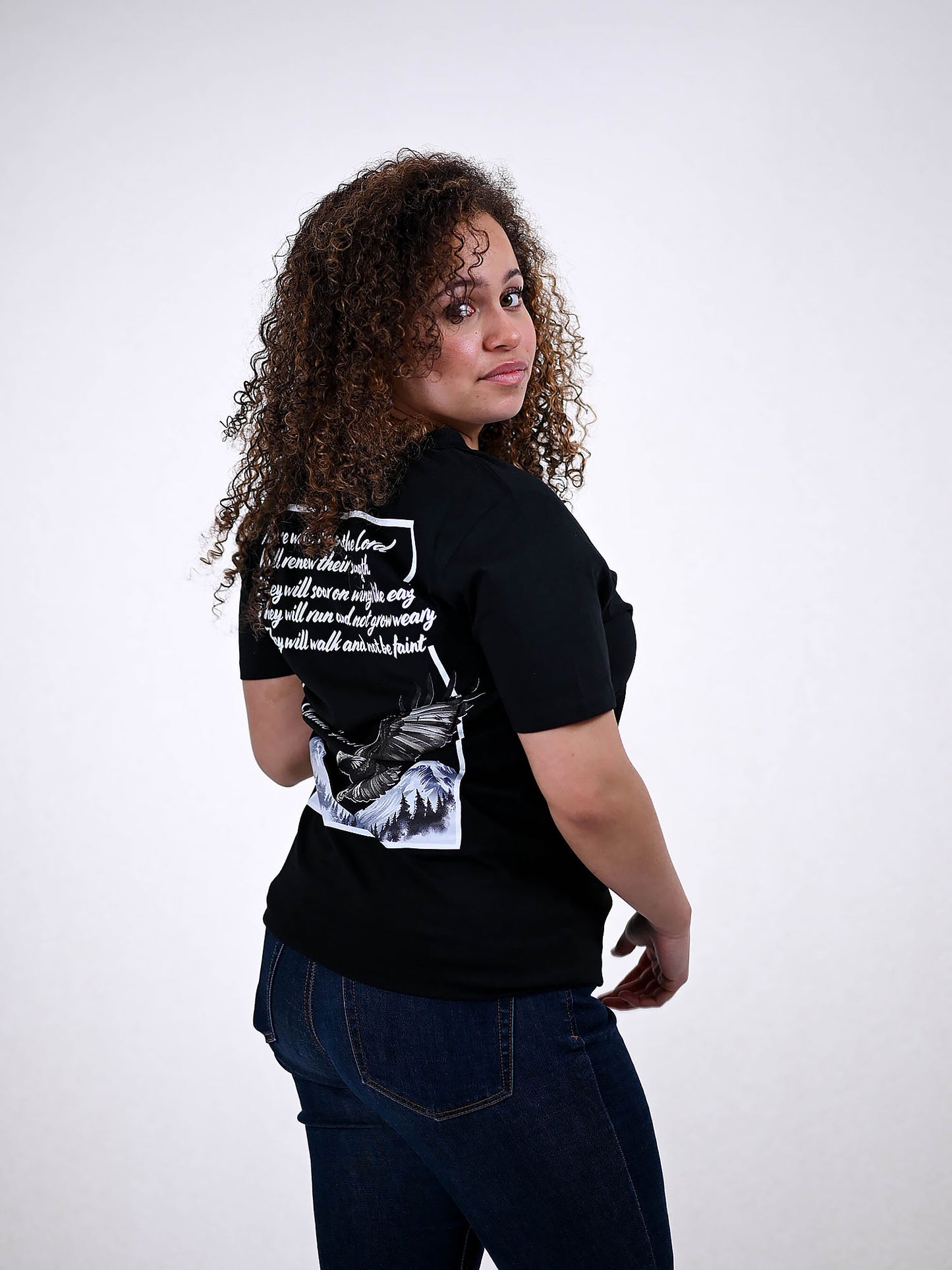 ISAIAH 40:31 T-SHIRT zwart zijkant