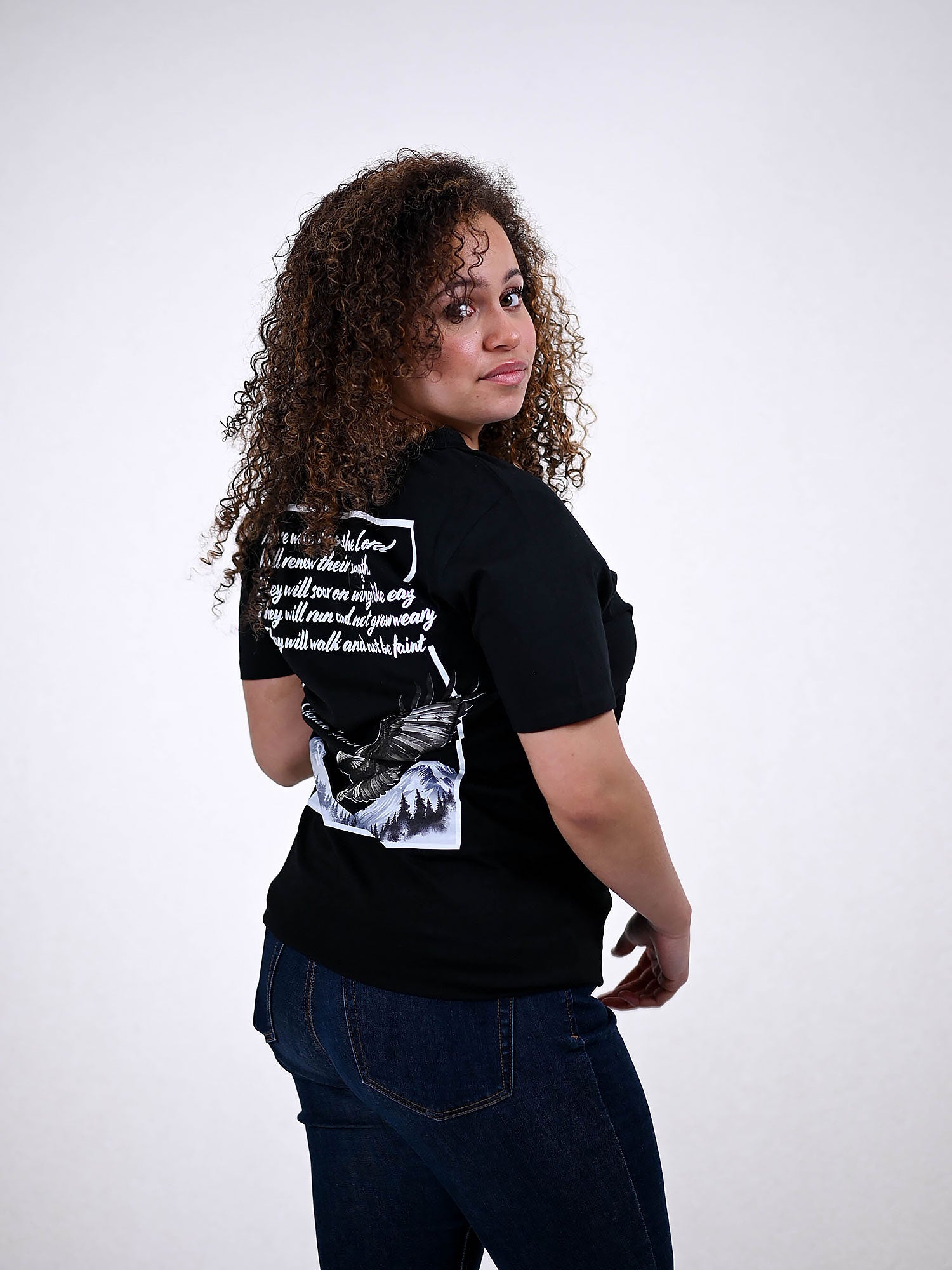 ISAIAH 40:31 T-SHIRT zwart zijkant