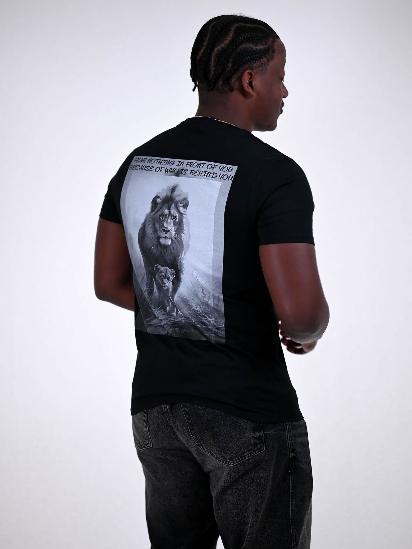 FEAR NOT T-SHIRT zwart zijkant