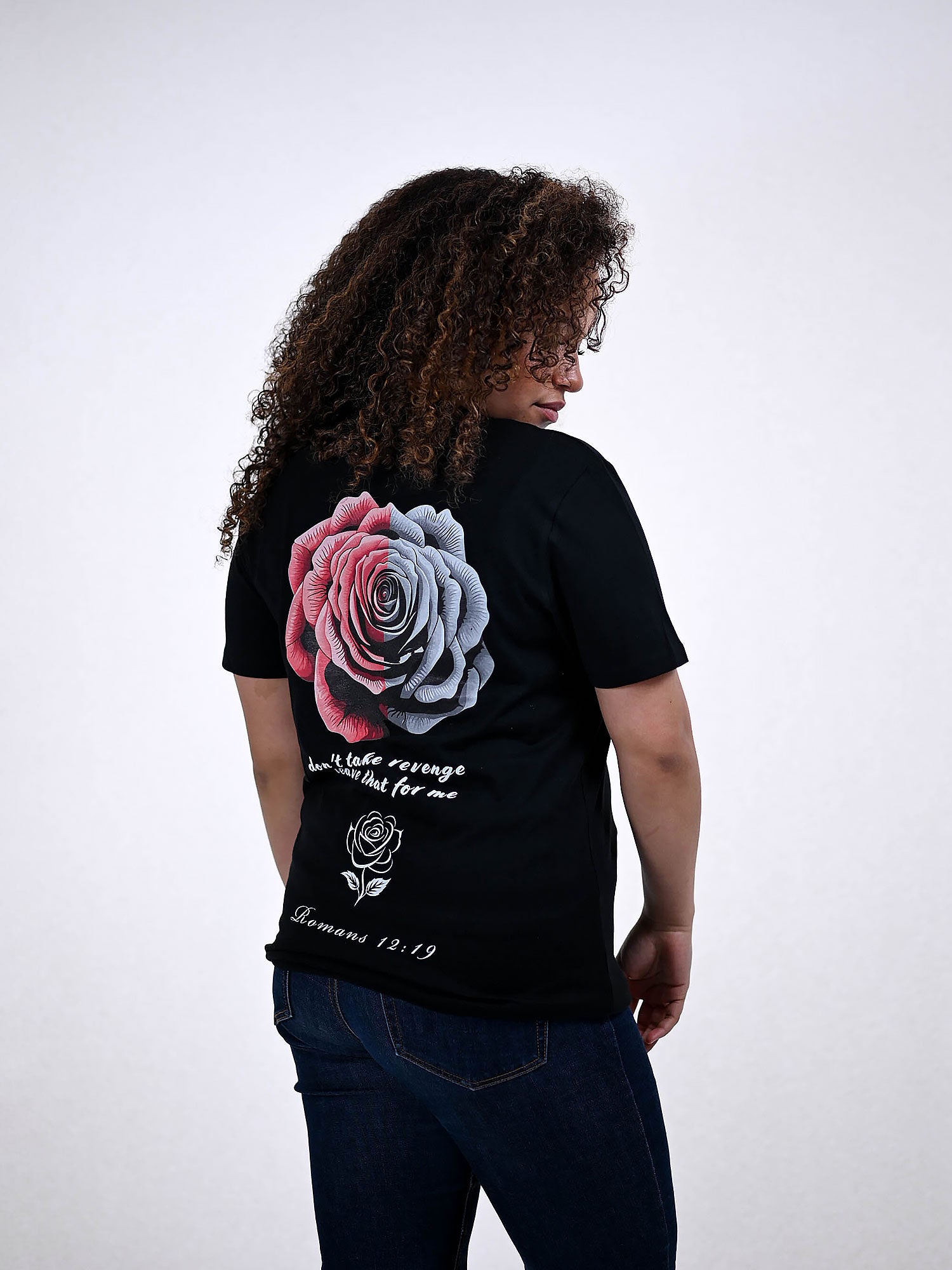 ROMANS 12:19 T-SHIRT zwart zijkant