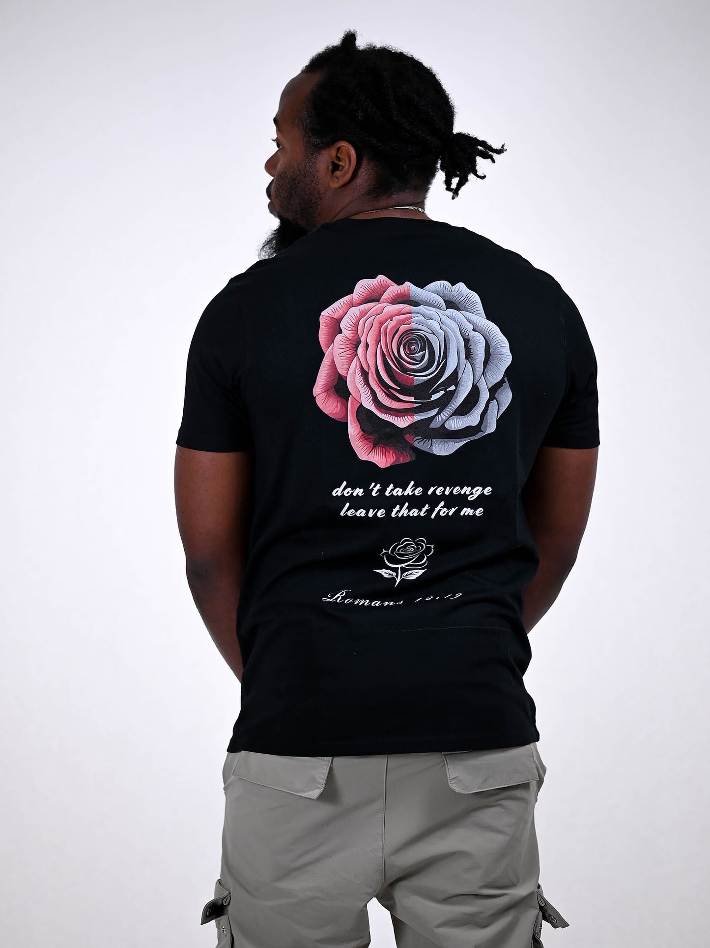 ROMANS 12:19 T-SHIRT zwart achterkant