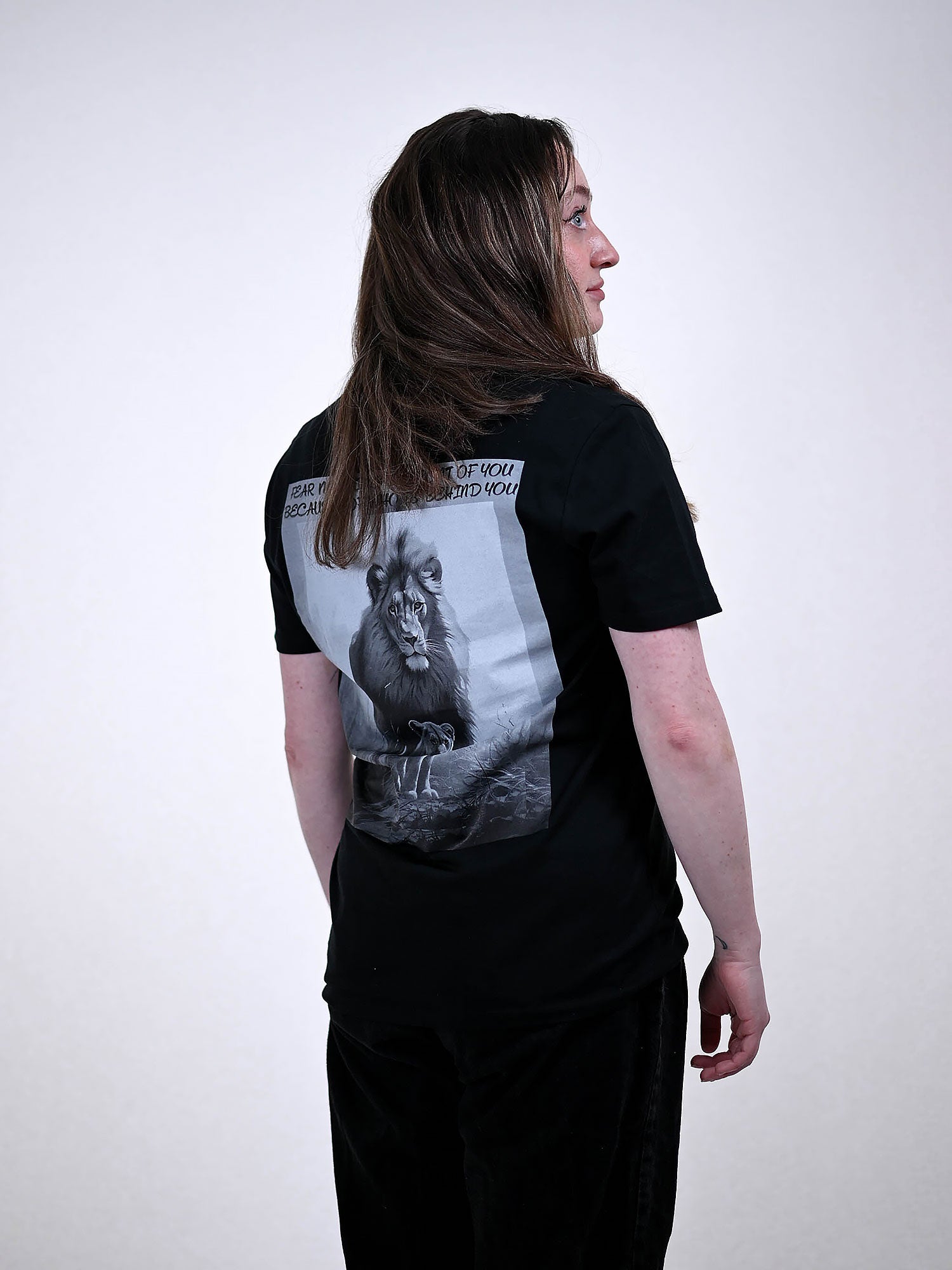 FEAR NOT T-SHIRT zwart zijkant