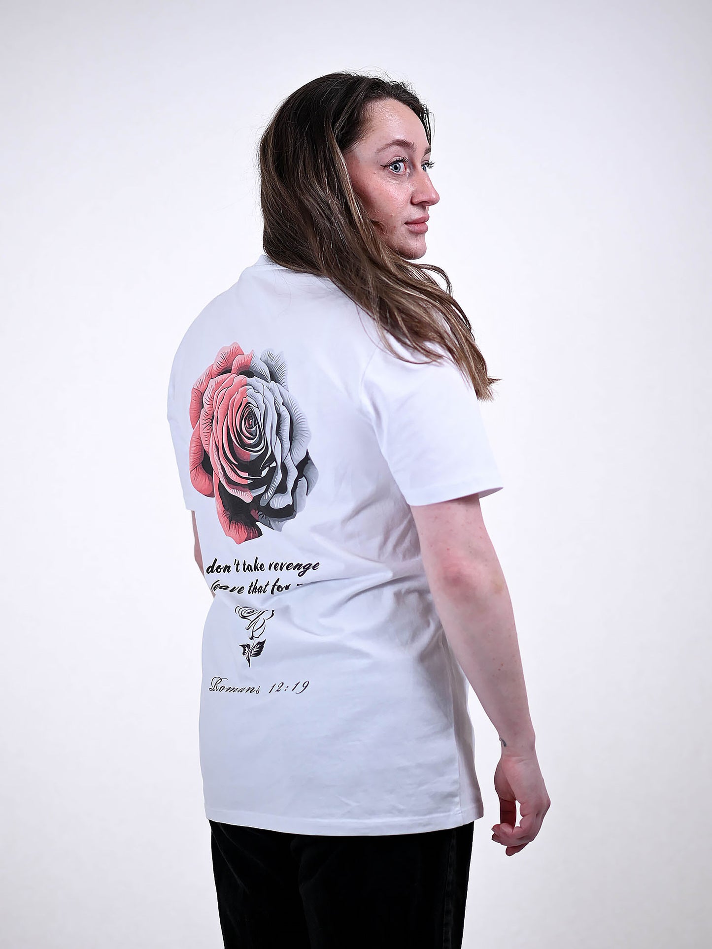 ROMANS 12:19 T-SHIRT wit detail